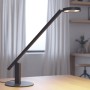 Schwarze Luctra LED Schreibtischlampe Table Lite mit Gestensteuerung auf einem Tisch.
