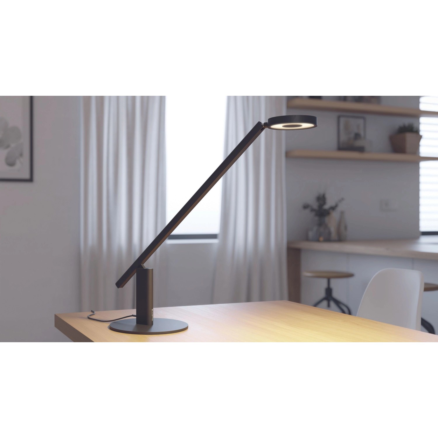 Schwarze Luctra LED Schreibtischlampe Table Lite mit Gestensteuerung auf einem Tisch.