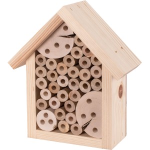 Eckiges Insektenhotel aus Holz mit Spitzdach und verschiedenen Bohrungen für Insekten.