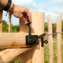 Hand betätigt Hollmax Torbeschlagset, pulverbeschichtet, schwarz, an Holztor montiert.