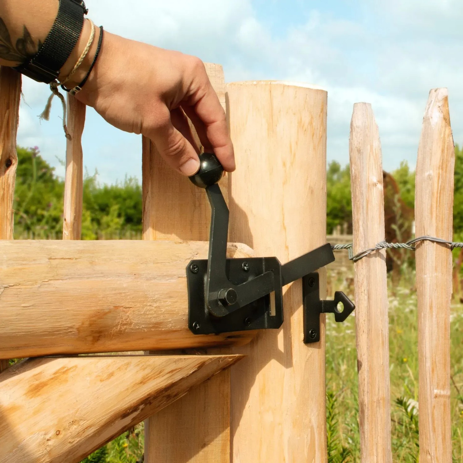 Hand betätigt Hollmax Torbeschlagset, pulverbeschichtet, schwarz, an Holztor montiert.