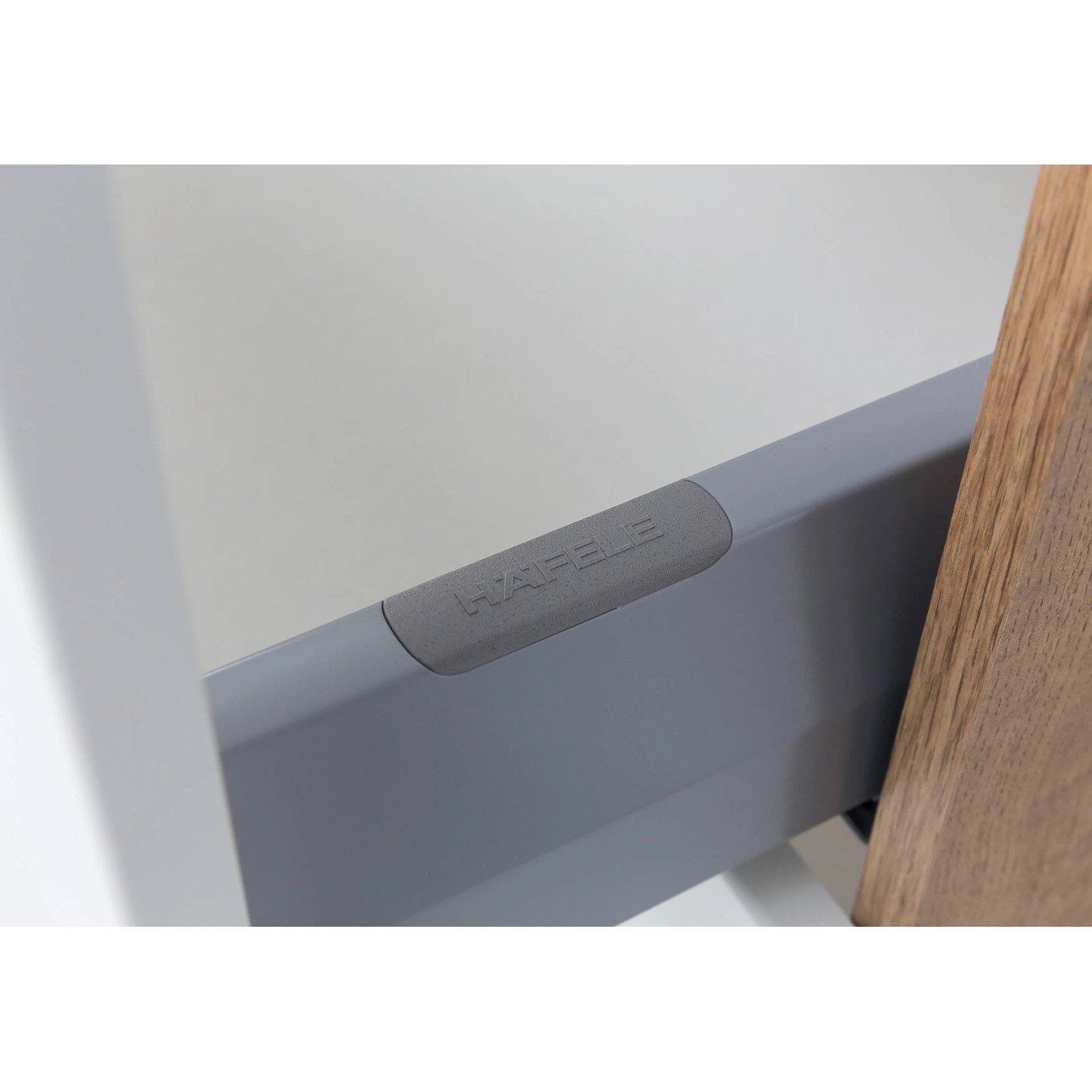 Detailaufnahme Schublade des Held Möbel Hochschrank Salerno, matt Weiß-Wotaneiche