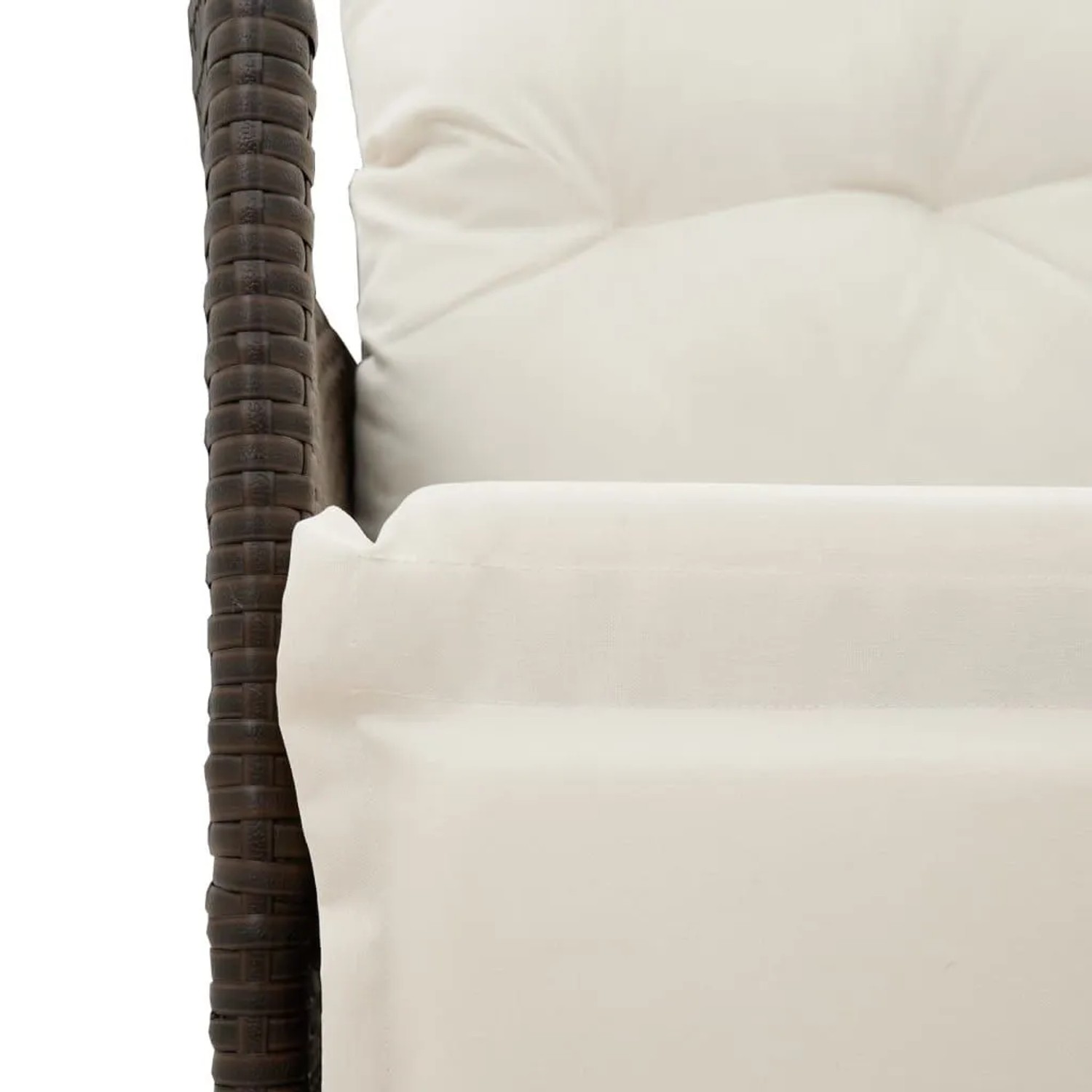 Detailansicht: Brauner vidaXL Gartensessel aus Rattan mit cremeweißen Kissen.