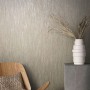 Beige Marburg Vliestapete Natural Opulence mit feiner Struktur im Raum.