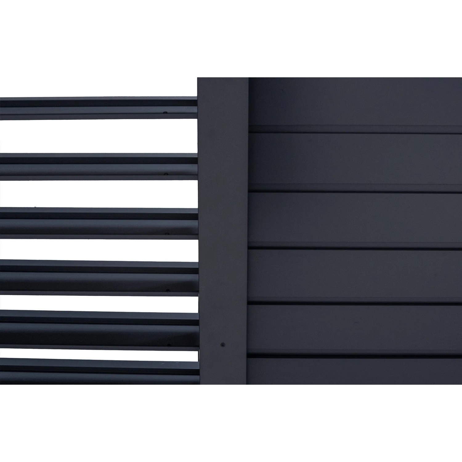 Detailansicht der grauen, bioklimatischen Cazeboo Piana Pergola (4x3m) mit Lamellen.