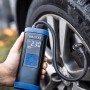 LUX 12V Mini-Kompressor beim Aufpumpen eines Autoreifens. Kompakter Kompressor mit digitaler Anzeige.