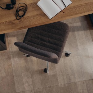 Transparente Karat Bodenschutzmatte Neo Plus unter Bürostuhl auf Hartboden. Zuschnitt 90x300 cm.