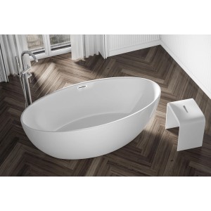 Freistehende, glänzend weiße Acryl Badewanne TERRA 2.0 (180x80 cm) mit Hocker im modernen Badezimmer.