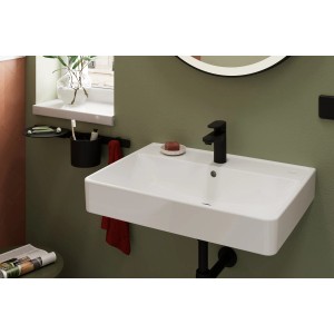 Hansgrohe WallStoris Bad-Set, 4-teilig, mattschwarz, mit Accessoires an Waschtisch und Wand.