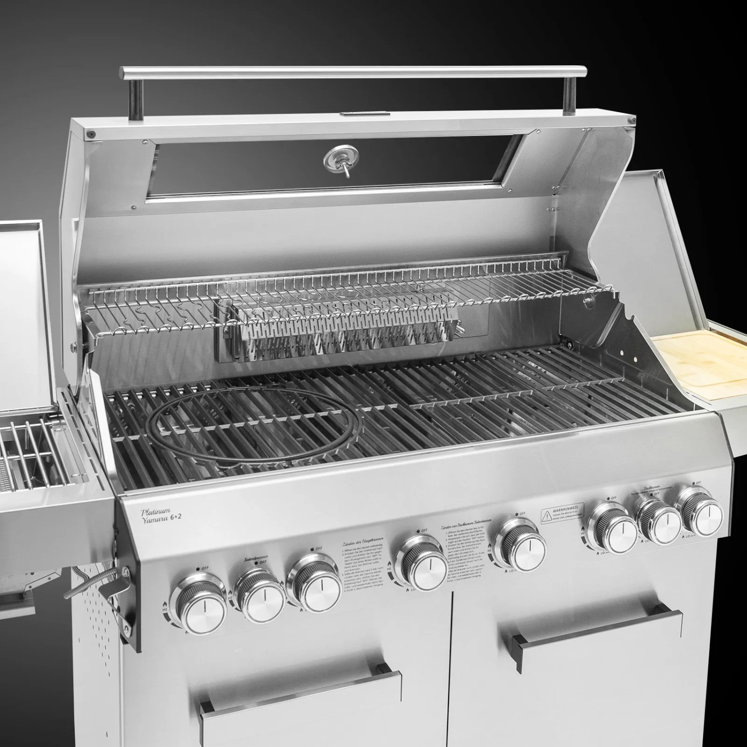 Edelstahl Gasgrill Taino Platinum Yamara 6+2 mit geöffnetem Deckel und Grillrost.