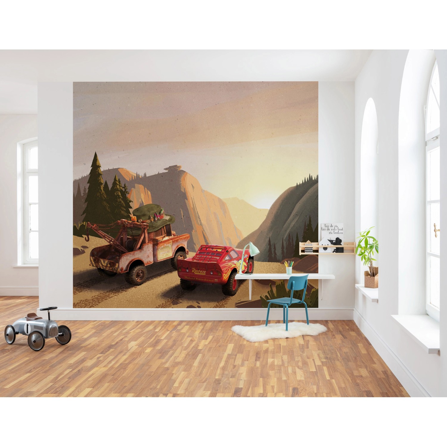 Komar Vliesfototapete Cars Sundown mit Lightning McQueen und Hook im Sonnenuntergang.