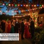 Bunte Satisfire Partylichterkette mit LED-Kugellampen illuminiert eine Gartenparty.