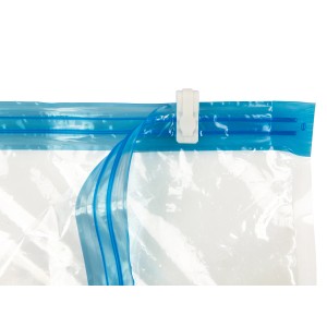 Detailaufnahme einer Vakuum-Kleiderrolle mit blauem Verschluss für platzsparende Aufbewahrung.