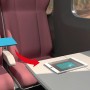 Anwendungsbeispiel: Tablet mit fischer Vakuum Klebepad im Zug befestigt.