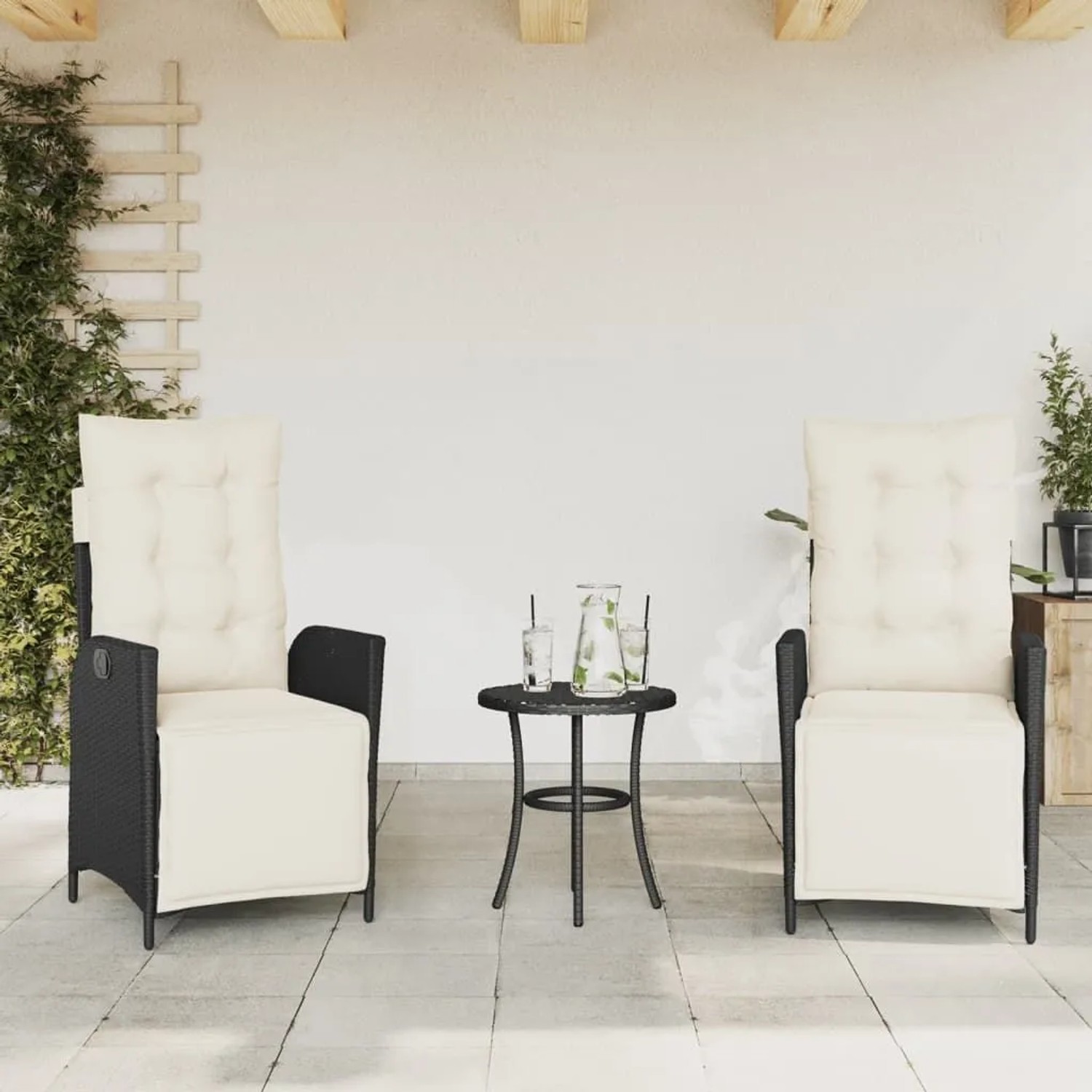 Zwei schwarze, verstellbare vidaXL Gartensessel mit Fußteil und cremeweißen Kissen.