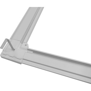 Detailansicht des weißen Insektenschutz Teleskop-Fensterrahmens mit Eckverbindung.