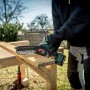 Metabo Akku-Gehölzsäge MS 18 LTX 15 im Einsatz beim Holzsägen.