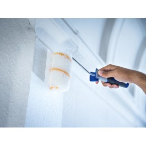 LUX Dispersionswalze (12cm) beim Streichen einer Wand. Farbwalze mit Polyamid-Bezug für raue Oberflächen.