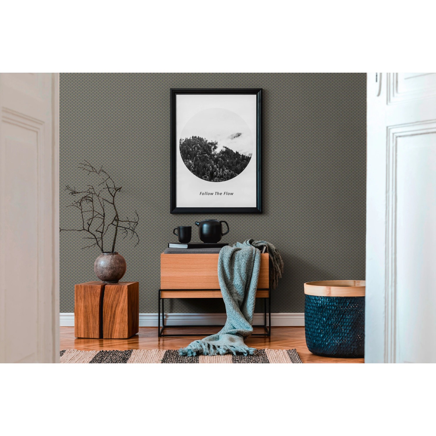 Wohnraum mit Vliestapete Trendwall 2 Art Deco in Schwarz und Gold.