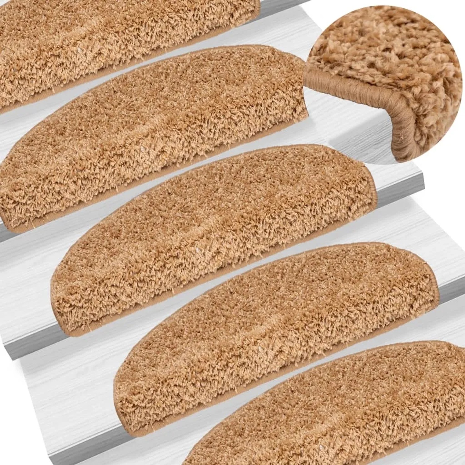 Beige, halbrunde vidaXL Stufenmatten mit getufteter Oberfläche auf einer Treppe. Schützt vor Rutschen und Abnutzung.