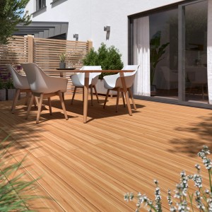 Terrassendiele Nadelholz Mediterran auf Terrasse mit Gartenmöbeln.