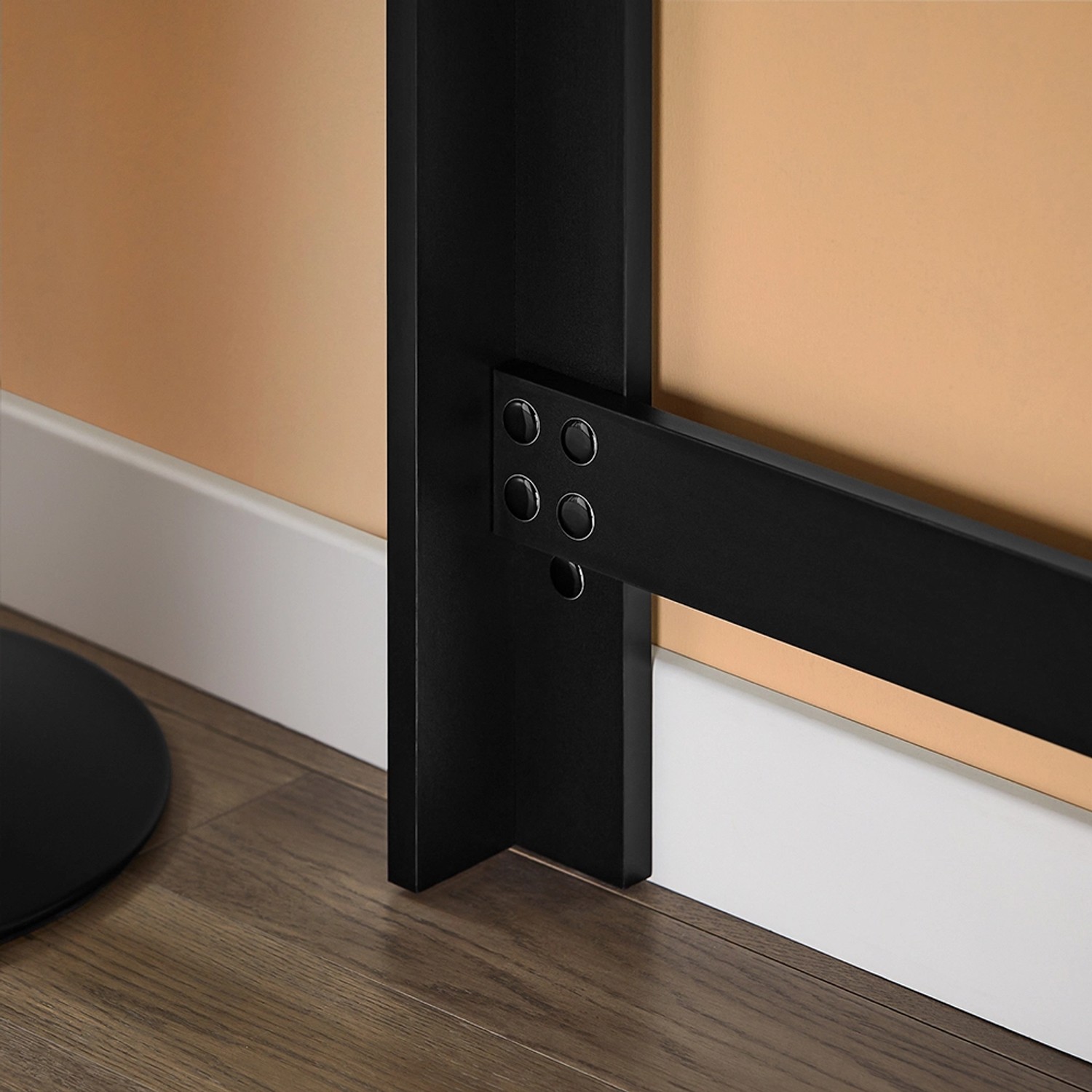 Detailaufnahme: Schwarzer SoBuy Bartisch/Stehtisch mit Ablage, Fokus auf Bein und Befestigung.