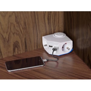 Weiße 2-fach Eck-Tischsteckdosenleiste mit USB-Anschlüssen und Smartphone am Tisch.