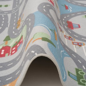 Grauer Kinder Straßenteppich (80x160cm) mit Straßen, Häusern und Fahrzeugen.