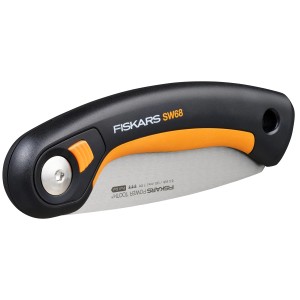 Fiskars Klappsäge Plus SW68, 15 cm, geschlossen. Gartensäge mit schwarzem Griff und orangefarbenen Akzenten.