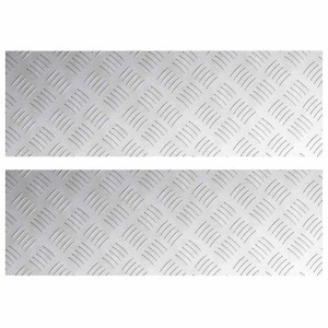 Zwei silberne Aluminium Rautenscheiben 75x25 cm mit Riffelblechmuster als Anti-Rutsch Stufenmatten.