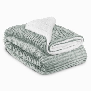 Hellgraue Beautissu Elisa Decke (150x200cm) mit Lammfelloptik und Glitzerfäden, gefaltet.