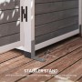 Detailaufnahme Gartenschrank: Verankerung mit Heringen und Klammern für stabilen Stand.