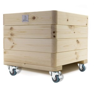 Massiver HolzFee Pflanzkasten Dona aus hellem Fichtenholz mit Rollen. Quadratischer Blumenkasten für Garten & Terrasse.