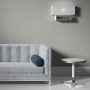 Wohnraum mit grauer Erismann Vliestapete Elle Decoration 4 Woven und passenden Möbeln.
