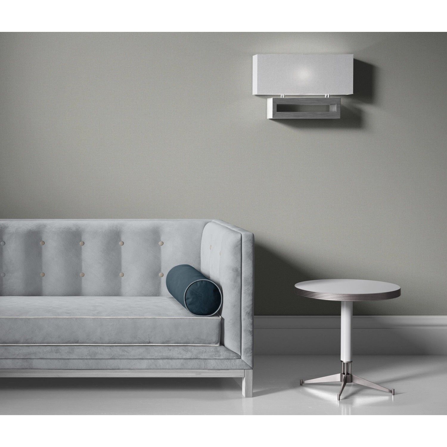 Wohnraum mit grauer Erismann Vliestapete Elle Decoration 4 Woven und passenden Möbeln.