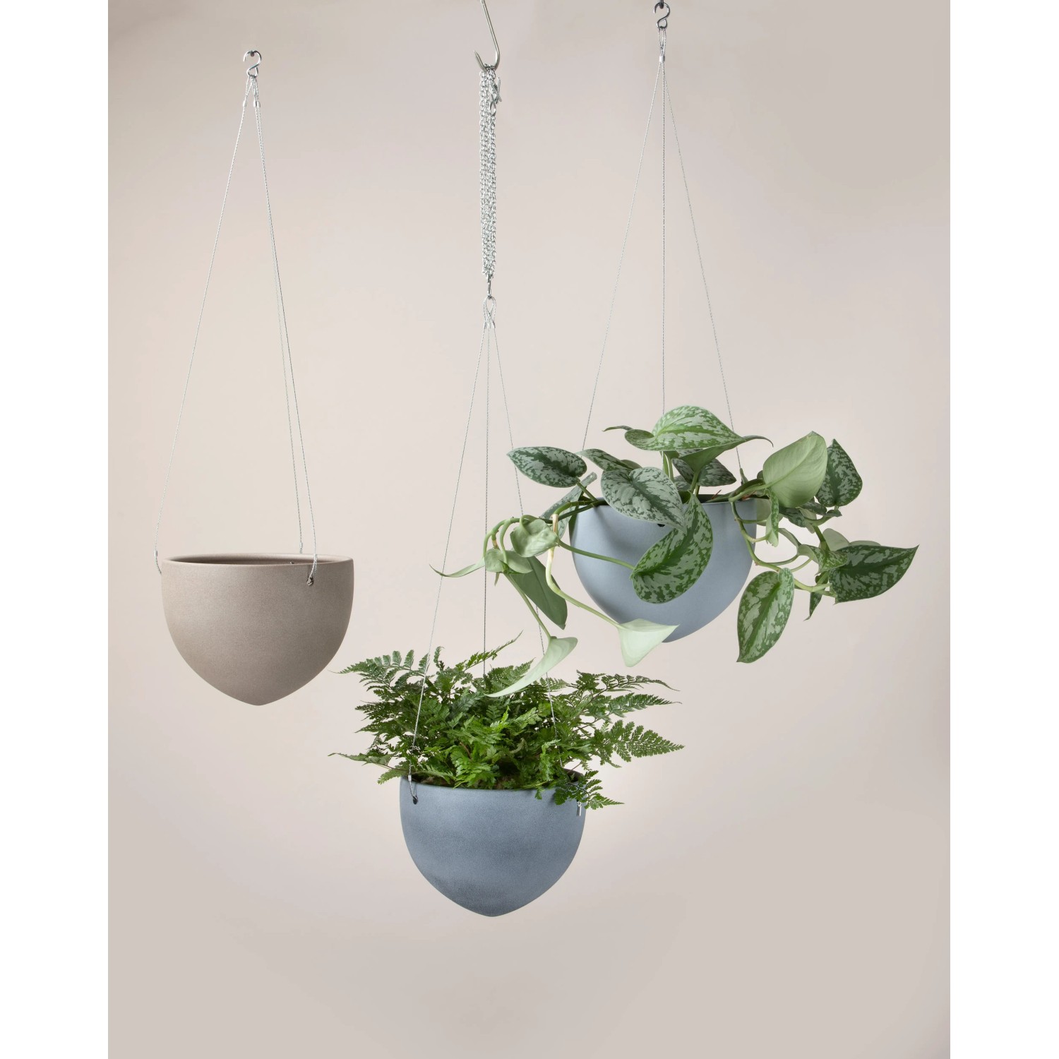 Scheurich Hängeampeln (Ø 18 cm) in Grau und Beige mit Pflanzen, aufgehängt.