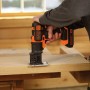 Black+Decker Multievo Multifunktionswerkzeug-Set MT218K beim Sägen von Holz.