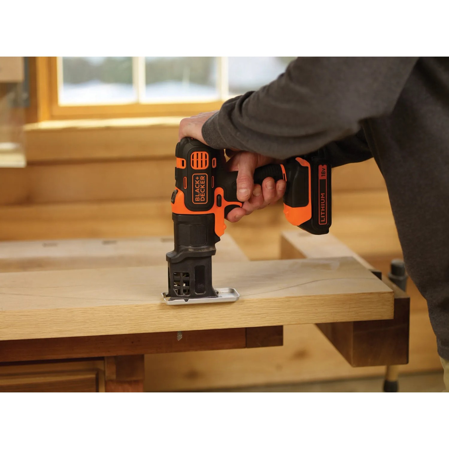 Black+Decker Multievo Multifunktionswerkzeug-Set MT218K beim Sägen von Holz.