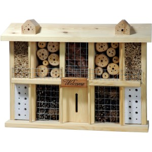 Dobar Luxus Insektenhotel Landsitz aus Holz mit verschiedenen Füllmaterialien für Insekten.