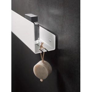 Keuco Duschablage, 32 cm, weiß-matt mit Haken und Seife an dunkler Wand.