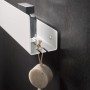 Keuco Duschablage, 32 cm, weiß-matt mit Haken und Seife an dunkler Wand.