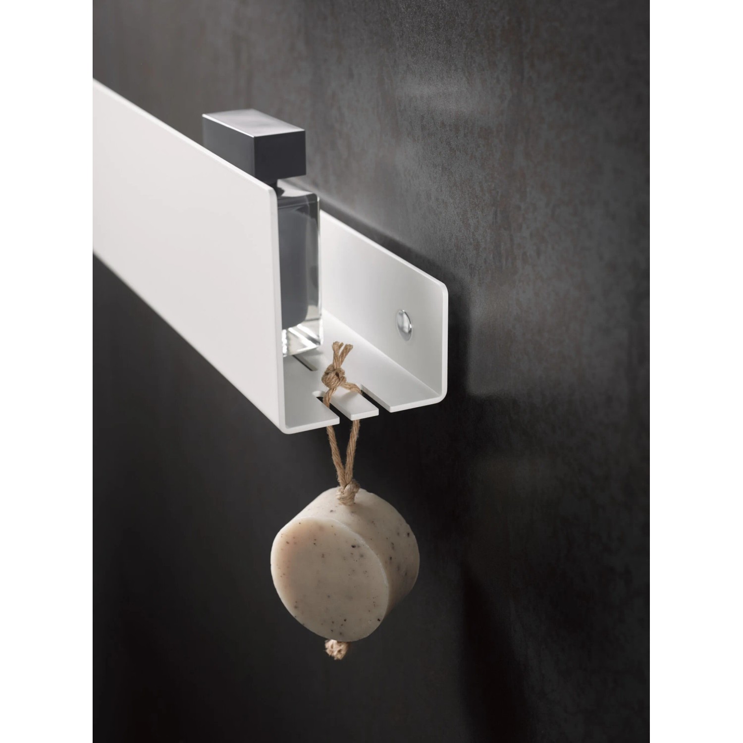 Keuco Duschablage, 32 cm, weiß-matt mit Haken und Seife an dunkler Wand.