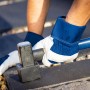 Hände mit LUX Arbeitshandschuhen (Gr. 10) verlegen Pflastersteine mit Hammer.