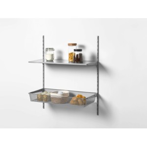 Weißes Metall-Regal mit Drahtgitterkorb (12x39x80cm) zur Aufbewahrung.