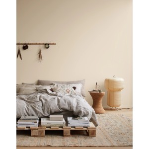 Schlafzimmer mit Wandfarbe in Mandelbeige von Alpina Pure Farben. Gemütliches Ambiente.