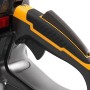 Detailaufnahme: Handgriff der Stiga Benzin-Kettensäge CS 545, schwarz-gelb.