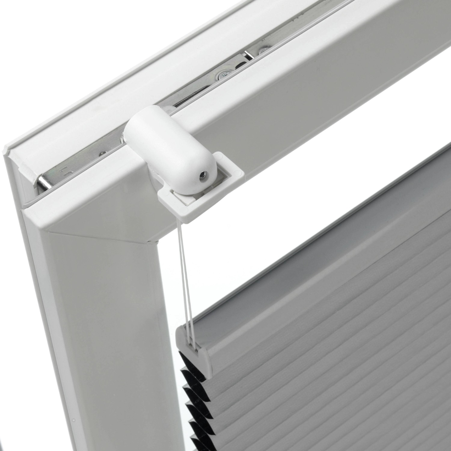 Detailaufnahme: Weißer Schöner Wohnen Klemmträger für Plissees am Fenster.