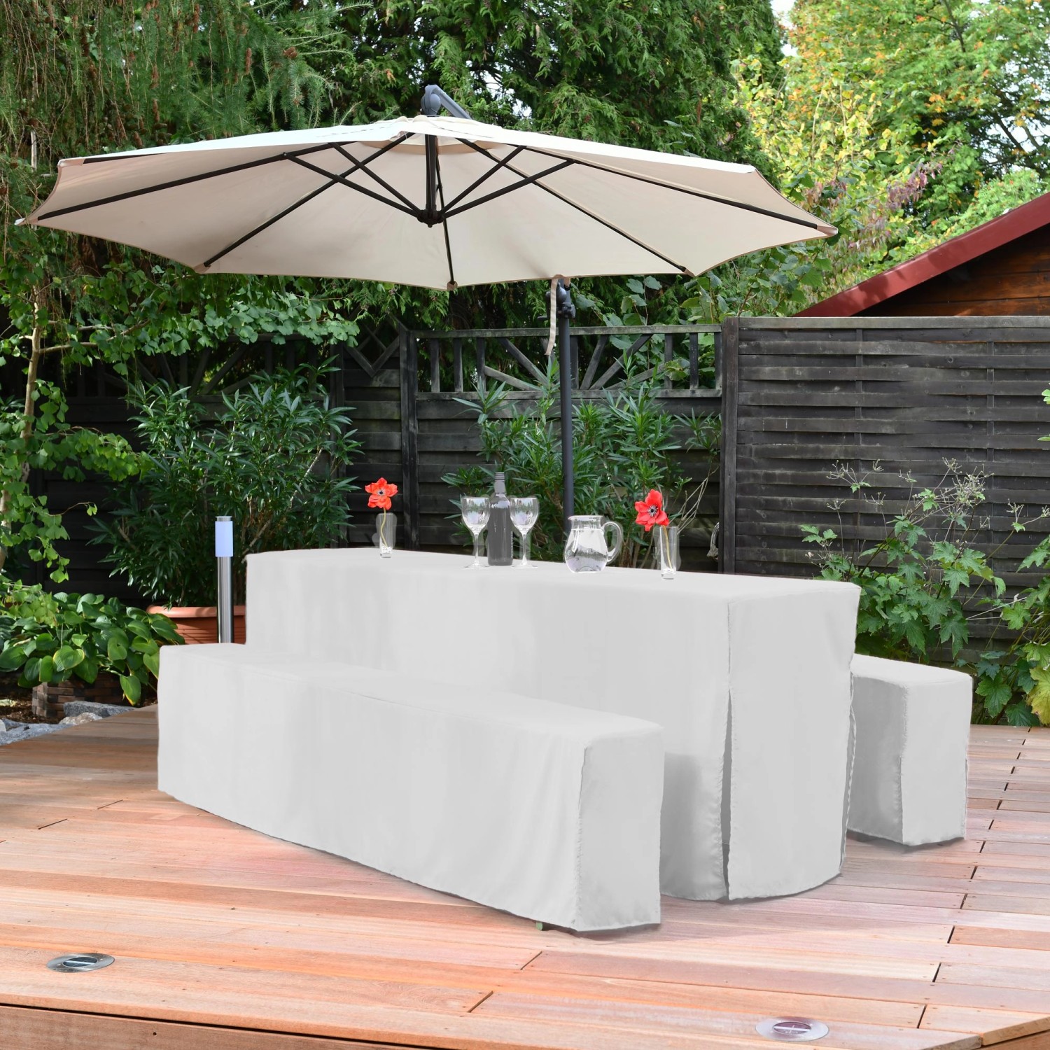 Weisse Beautissu Basic L Biertischhusse (3-teilig) für Bierzeltgarnitur im Garten.