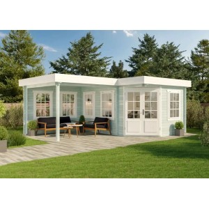 Alpholz 5-Eck Gartenhaus Pepe mit Flachdach, unbehandelt, mit überdachter Terrasse und Sitzgruppe im Garten.