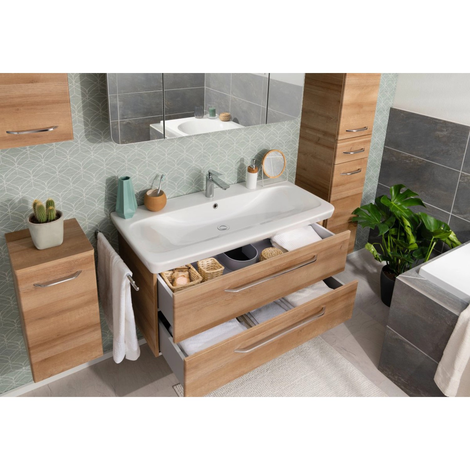 Fackelmann Keramik-Waschbecken Milano, 107,5 cm, weiß, mit Unterschrank und offenen Schubladen im Badezimmer.